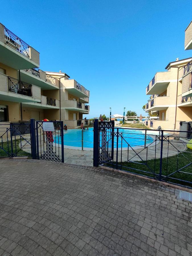 Appartamento Con Piscina Green Bay Village Pineto Exteriör bild