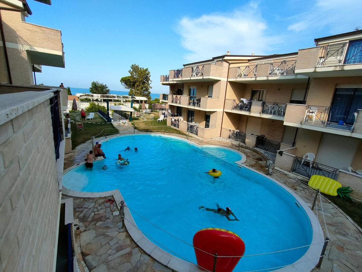 Appartamento Con Piscina Green Bay Village Pineto Exteriör bild
